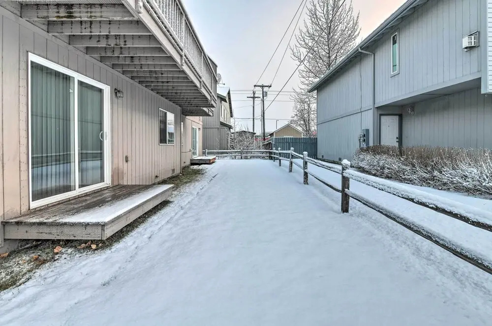 Cozy Anchorage Townhome < Half Mile to Jewel Lake!