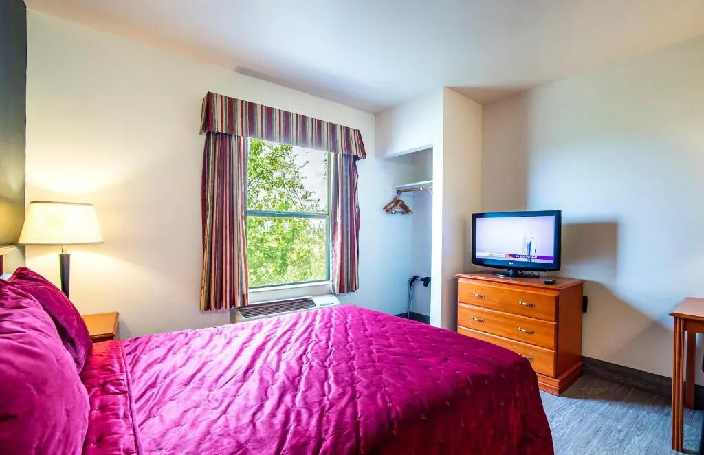The Vistas 119 Modern studio with full kitchen 1st floor great location