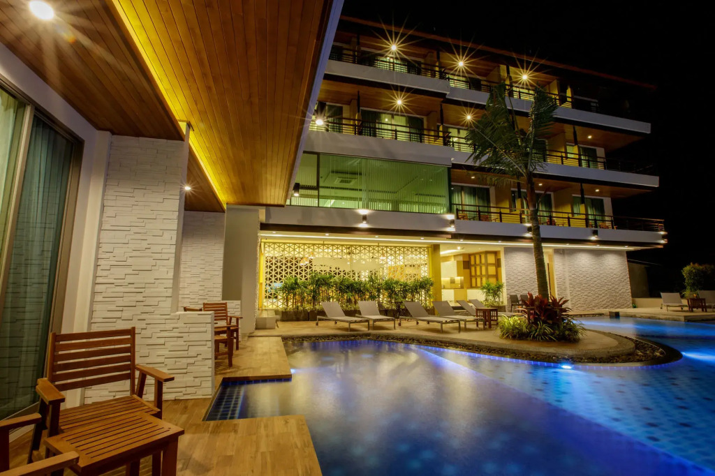 Aqua Resort Phuket - Near Beach and Chalong Pier