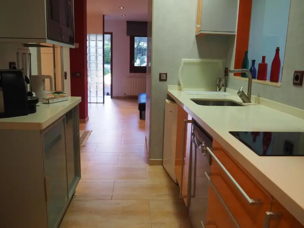 apartamento aislado jardín y piscina