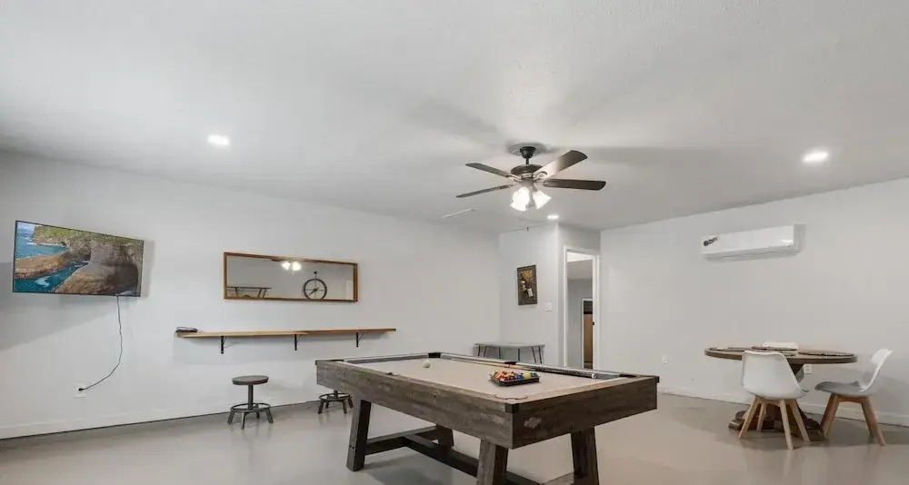 Spacious 8BR Modern Retreat Pool Table RV
