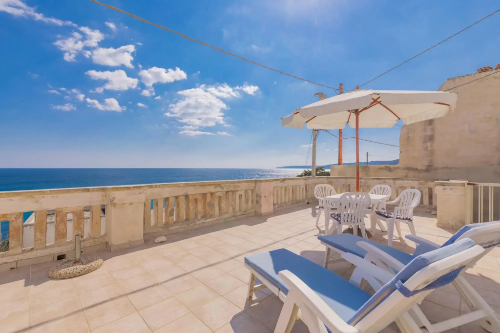 Holiday home with sea view in Castro, on the Adria-Marinè