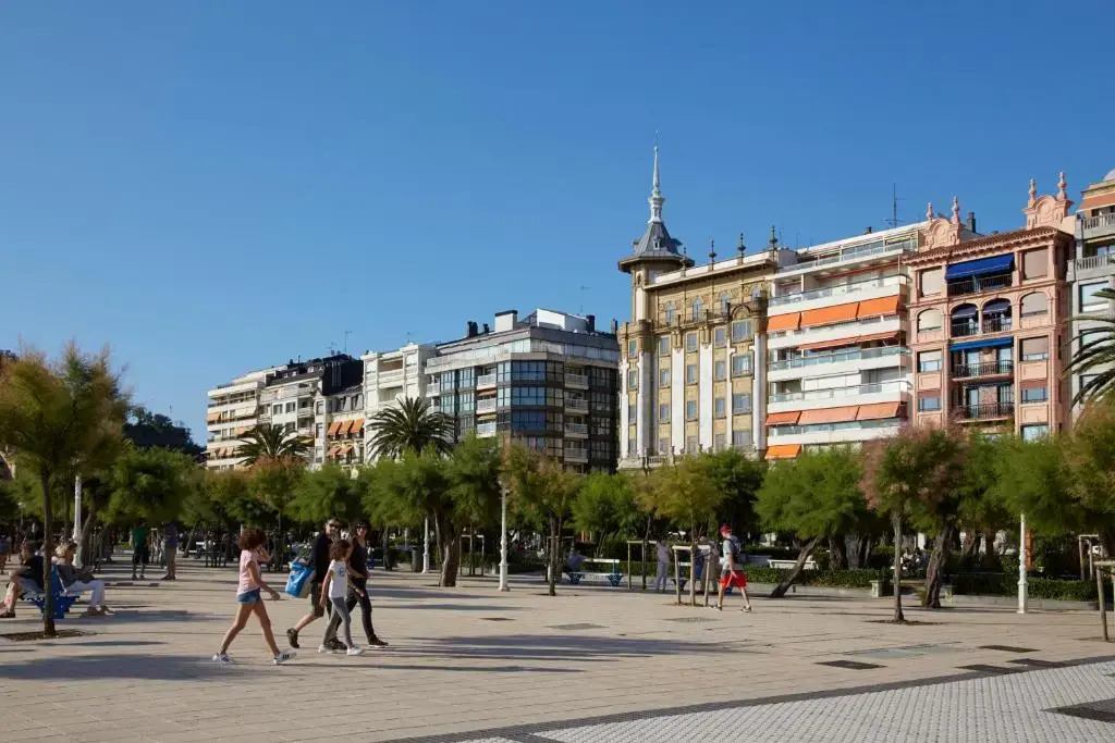 Playa de la Concha 10 by Feelfree Rentals