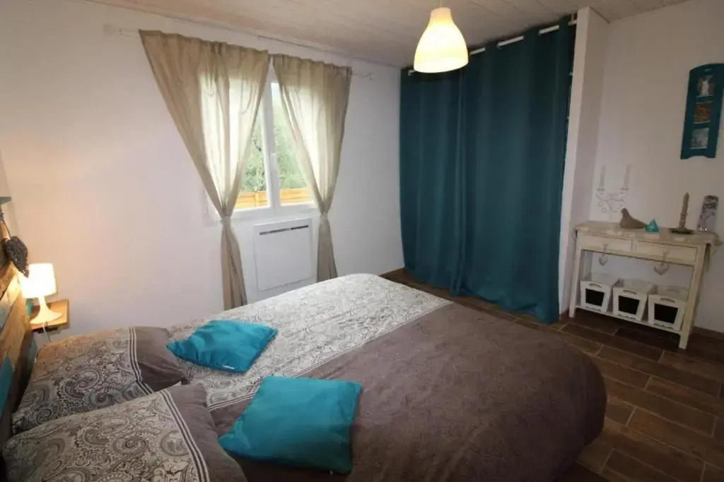 Logement, rez-de-jardin d’une maison, orée du bois