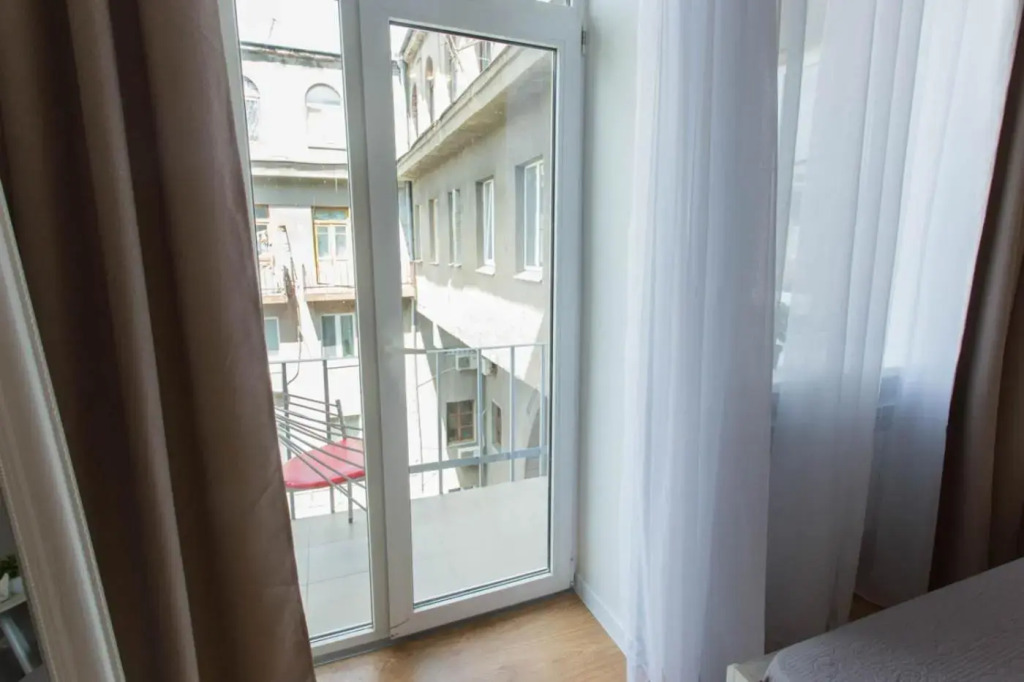 Modern studio beside metro Yaroslava Mudroho, Universytet - Chernyshevska str 95-7
