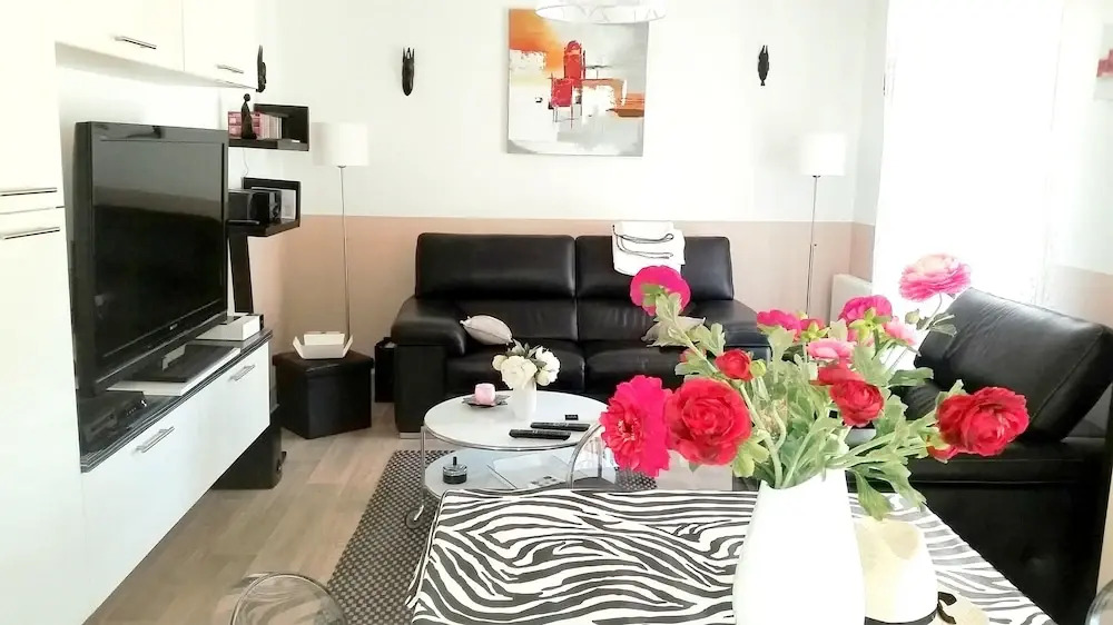 House With 2 Bedrooms in La Londe-les-maures, With Enclosed Garden and