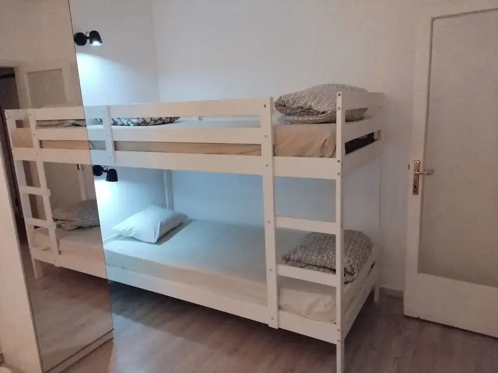 Center Apartment-sleeps5-balcony-live Neighborhood