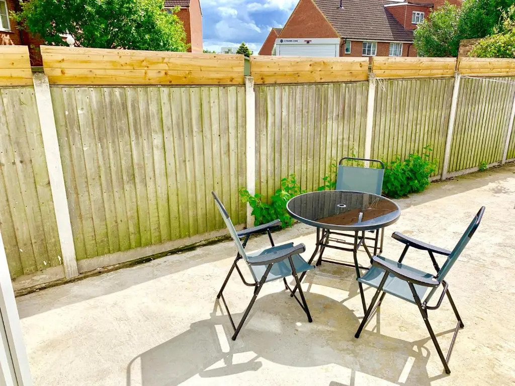3 Bedrooms, 3 Baths, Spacious Lounge, Full Kitchen, Garden, Ground Floor, Free Parking