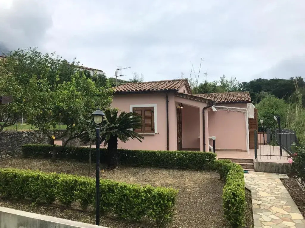 2 bedrooms house at Maratea 500 m away from the beach with sea view enclosed garden and wifi