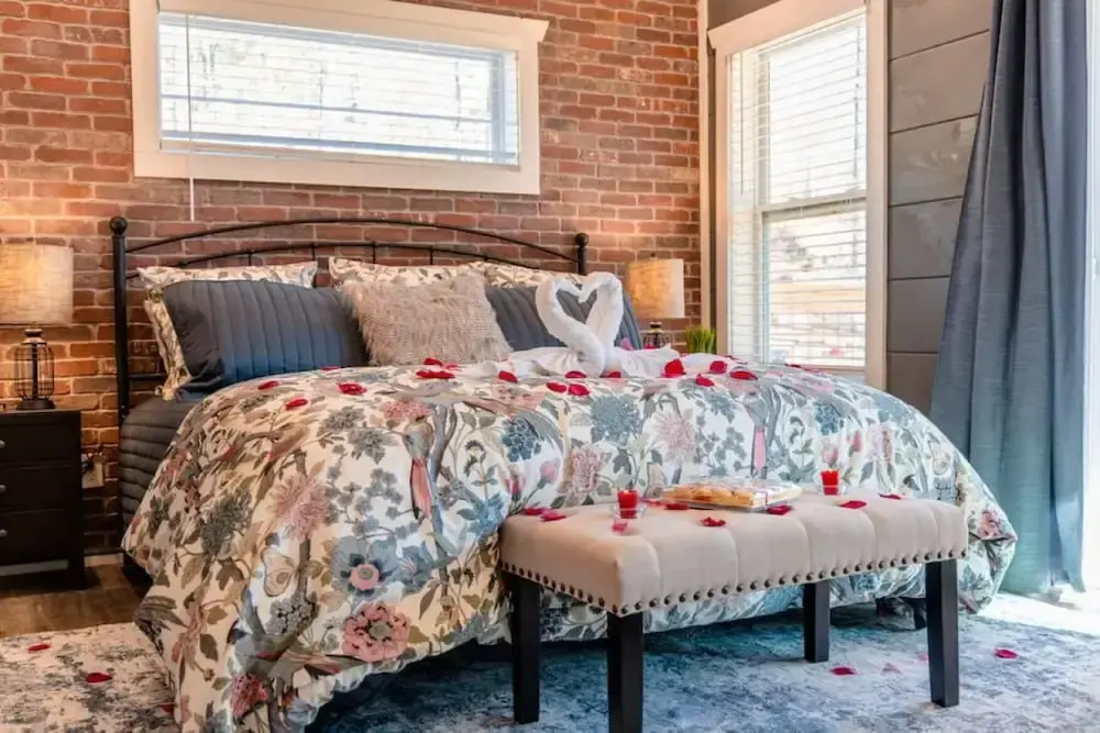 Romantic Cabin Retreat By Ghosal Luxury Lodging