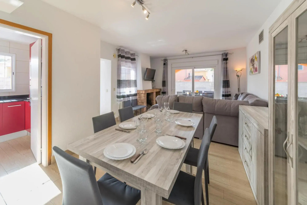 Gemma in L'Escala with 4 bedrooms and 3 bathrooms