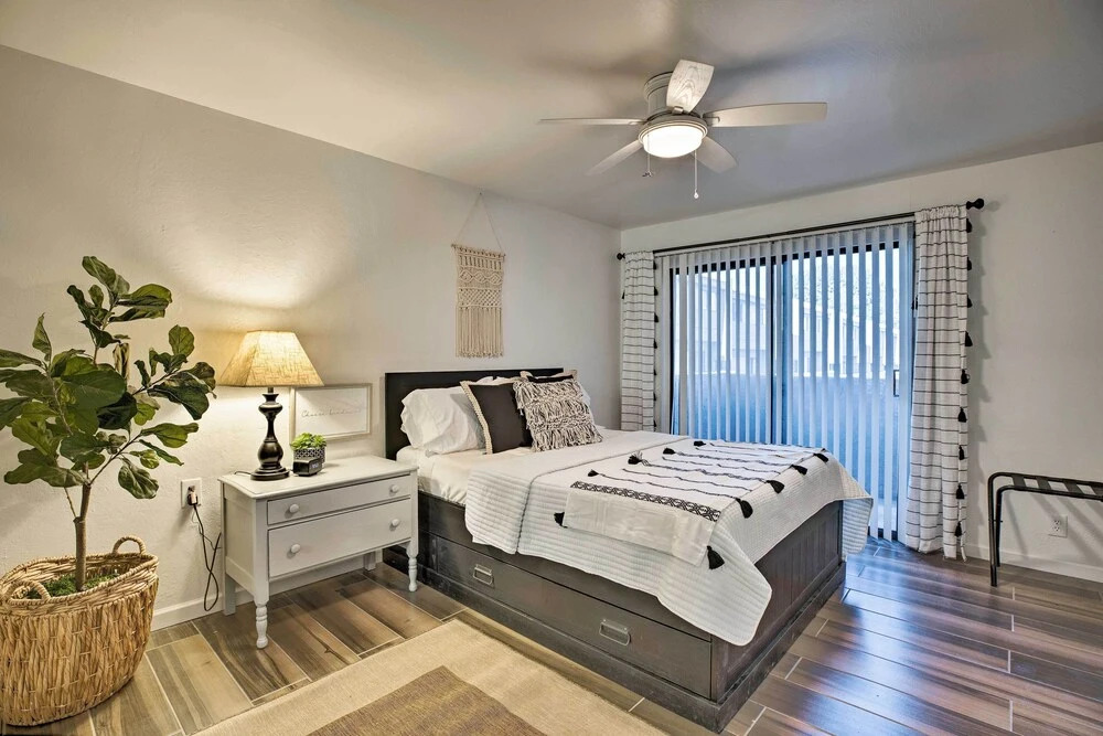 4 Mi to Asu: Lake-view Condo w/ Patio, Pool Access