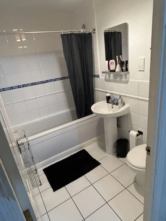 Spacious 1-bed Apartment in London sea View