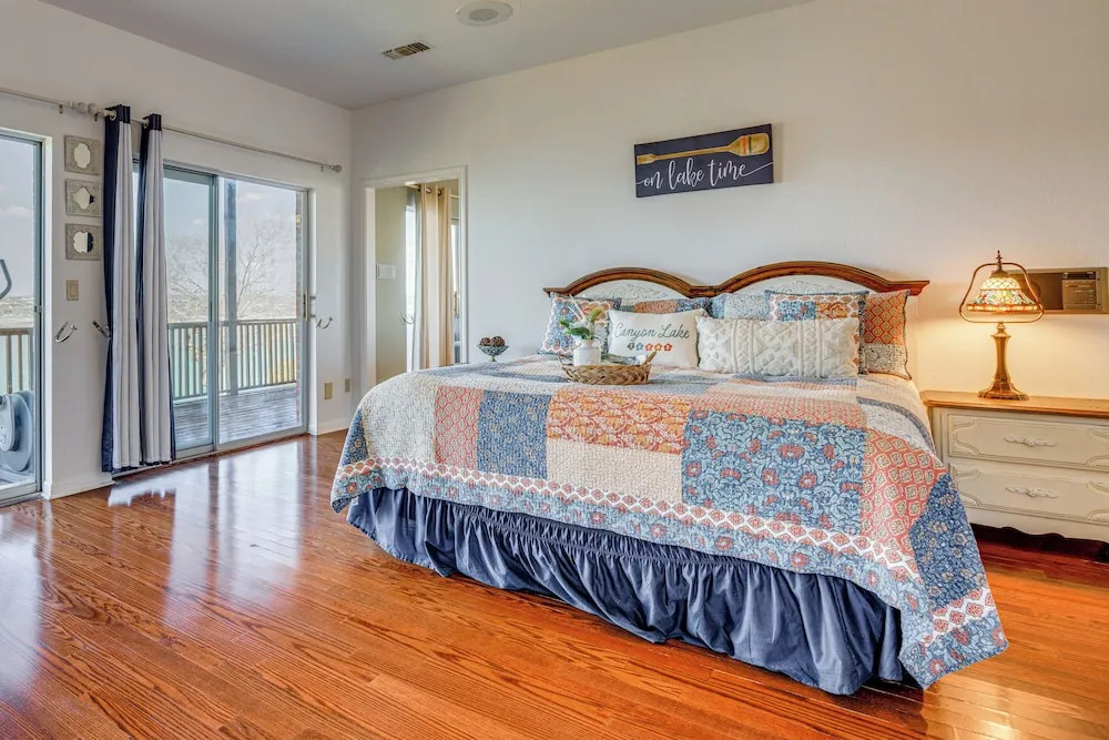 Amazing Waterfront Views & Sauna: Canyon Lake Home