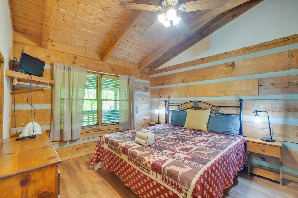 Gatlinburg Cabin with Hot Tub about 6 Mi to Downtown!