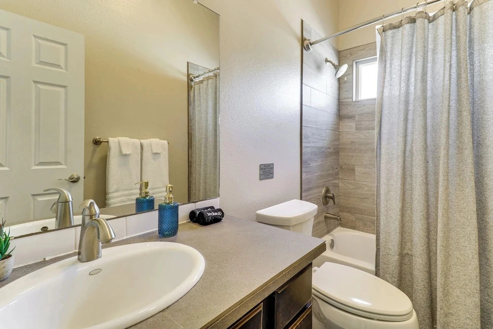 2 Mi to Old Town Abq! Cozy Desert Retreat