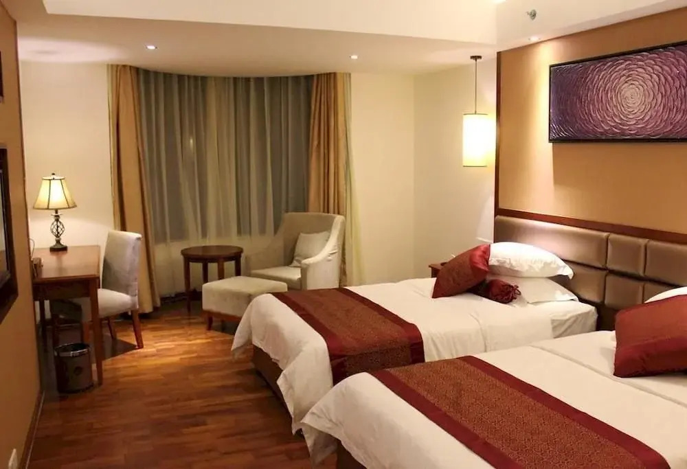 Yihua Riverview Hot Spring Holiday Hotel