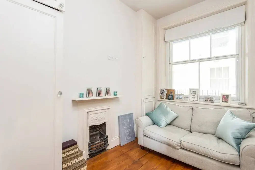 Putney riverside pad, perfect base for Wimbledon