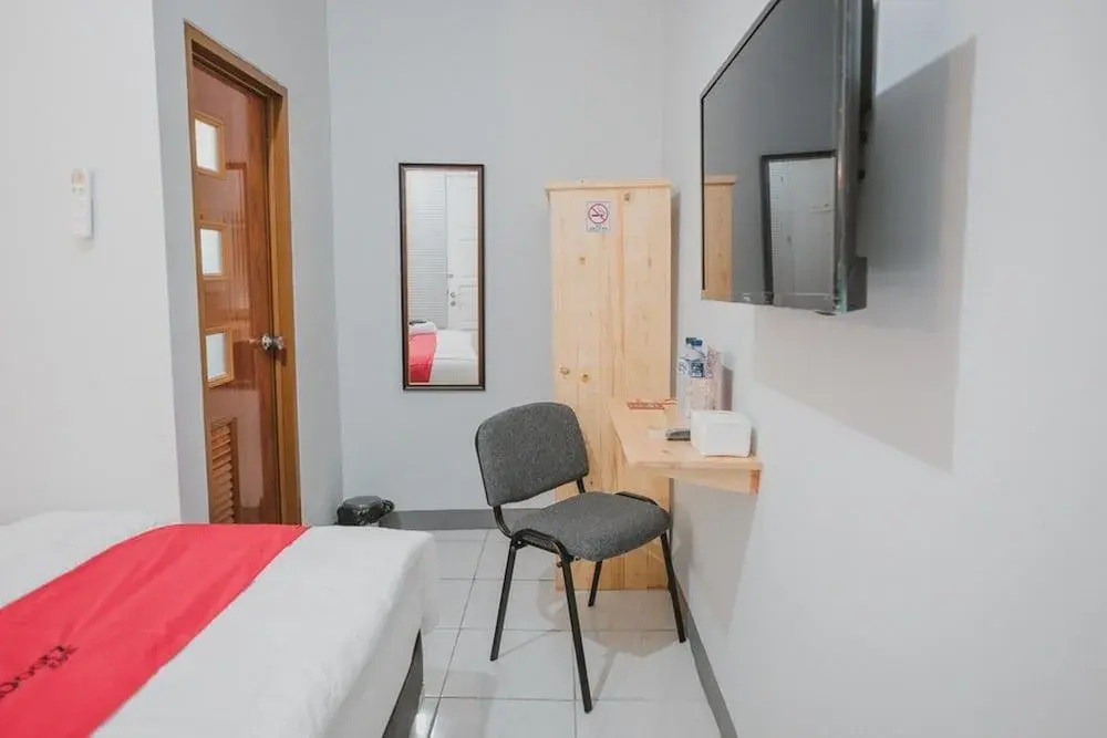 RedDoorz Syariah near Siloam  Hospital Kebon Jeruk