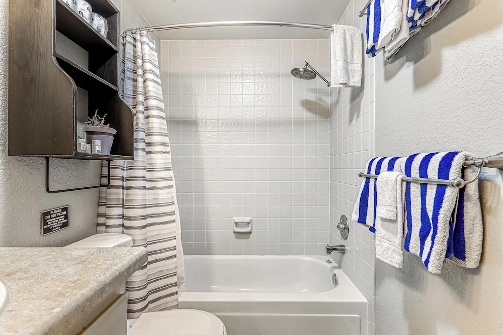 Comfortable 2BR 2nd-floor Balcony