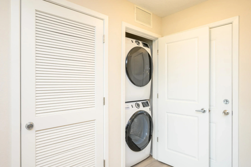 Comfortable home with balcony near Universal Parks