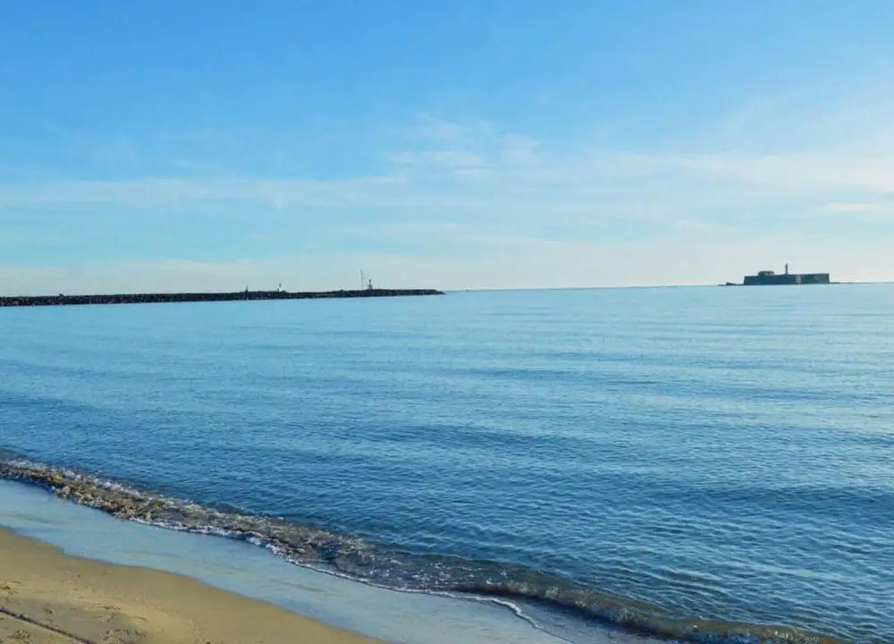 A Bright Beachside Escap