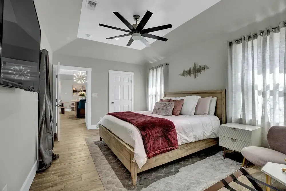 Luxury Home 1 Block To Main W/hot-tub
