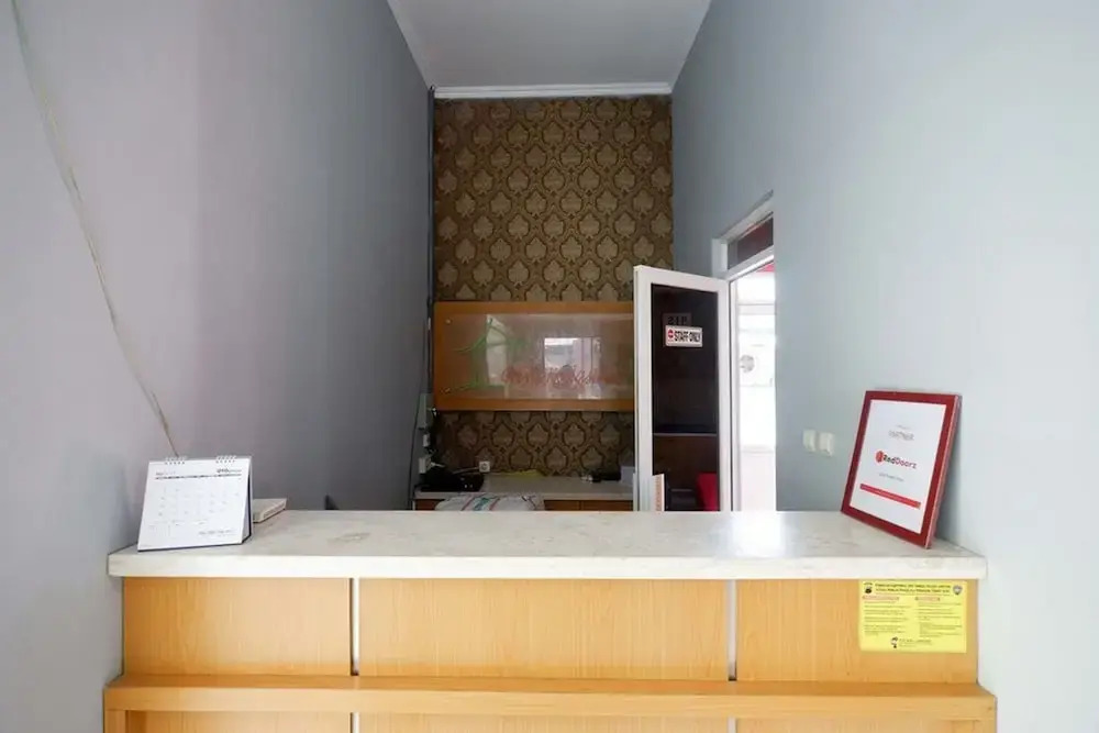 RedDoorz near Solo Square 3
