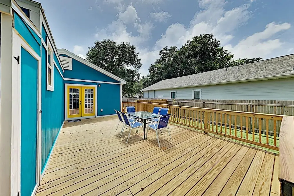 Lovely Old Seminole Heights With Grill & Deck 3 Bedroom Home