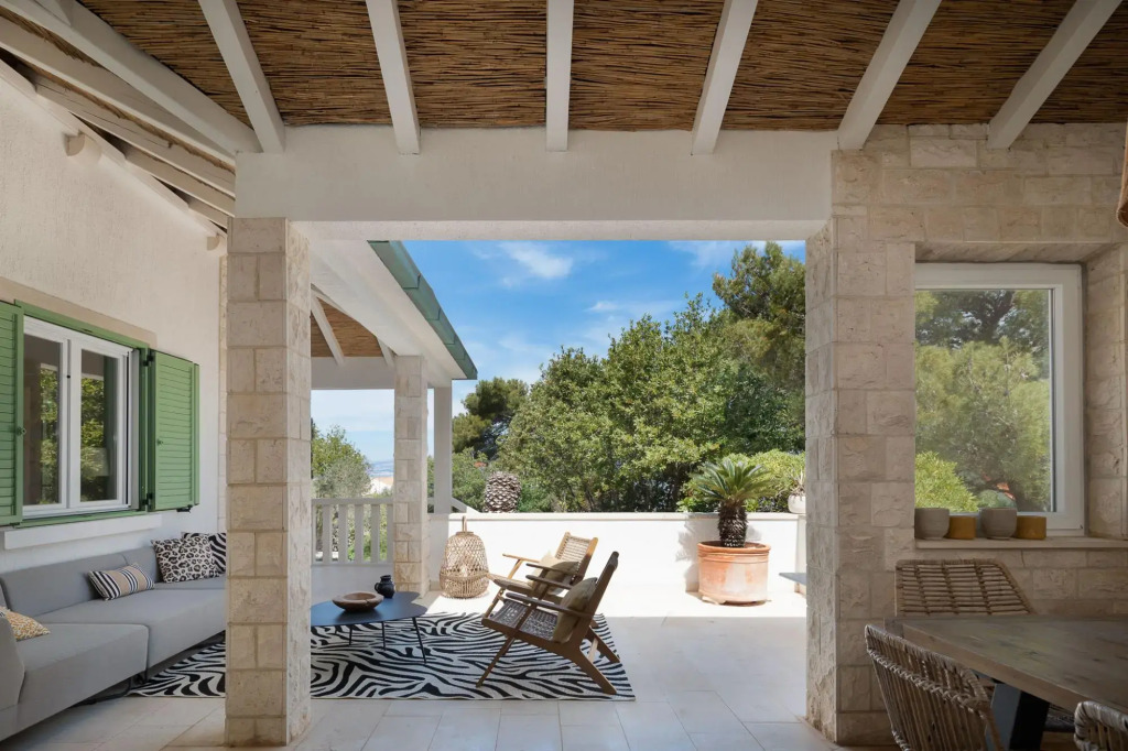 Sina in Splitska with 4 bedrooms and 3 bathrooms
