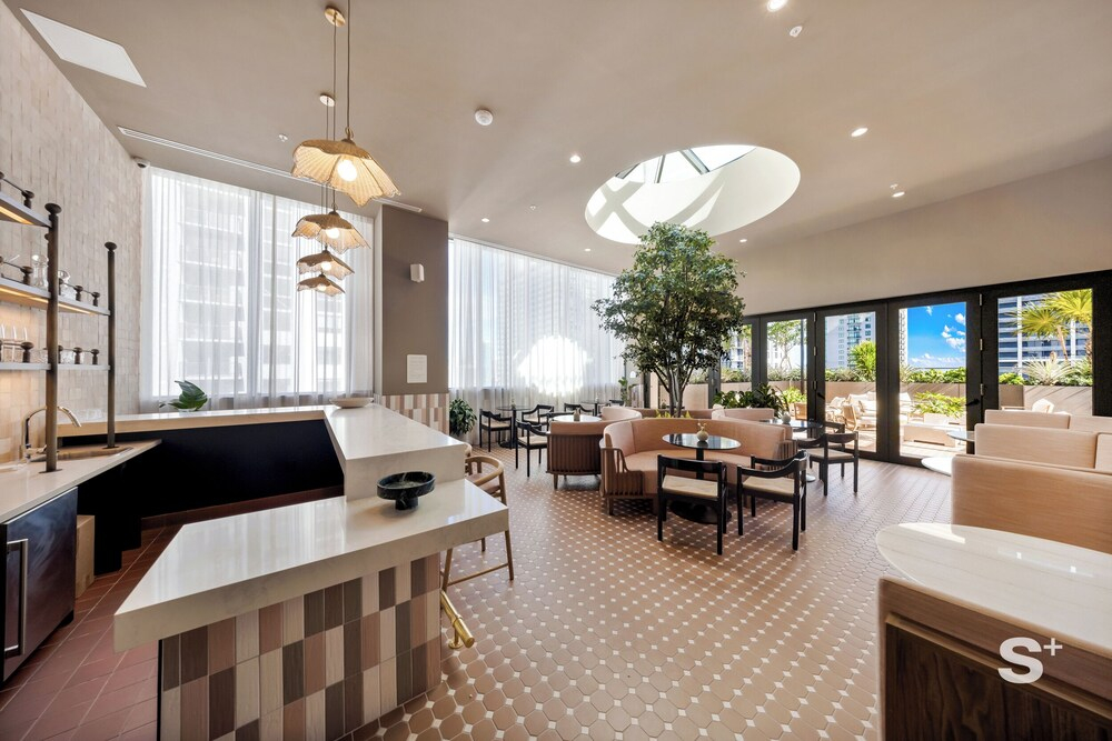 Modern and Cozy 1-BD- Rooftop pool & Gym