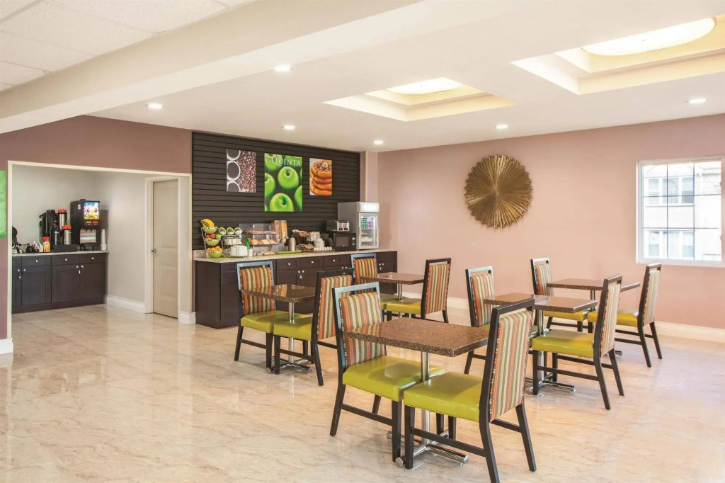 La Quinta Inn & Suites Far Rockaway - JFK Airport