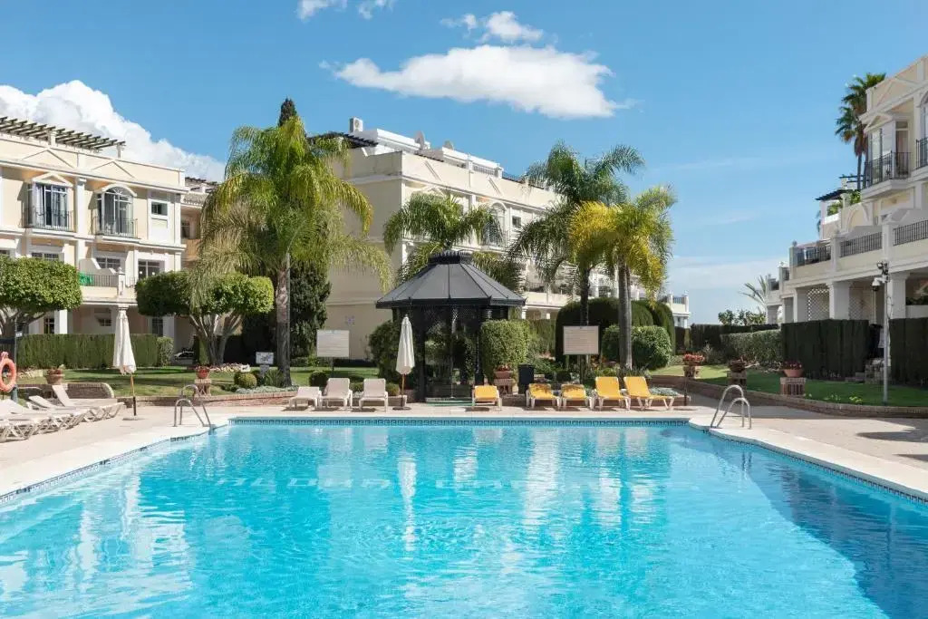 Bright 2 Bedroom apartment with parking space and swimming pools in Aloha Gardens
