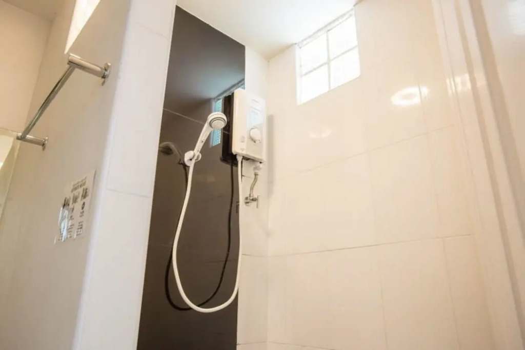 The Zell Budget Hotel Buriam