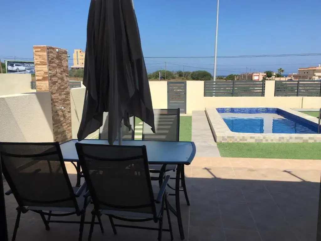 Duplex con piscina individual y vistas al mar en Torrevieja
