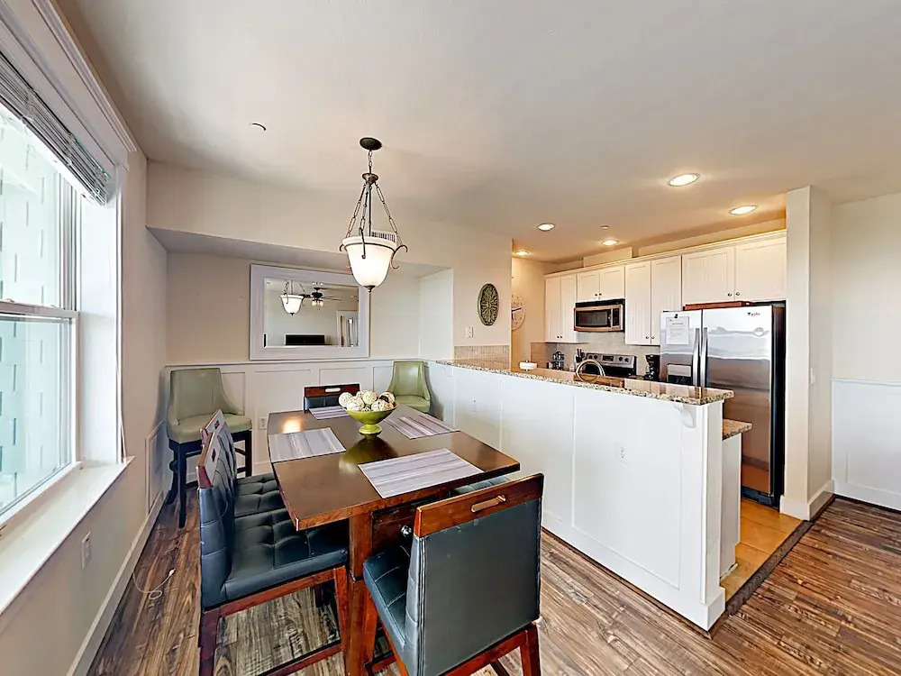 New Listing! Bay-view Gem W/ Pool, Hot Tub & Beach 2 Bedroom Condo