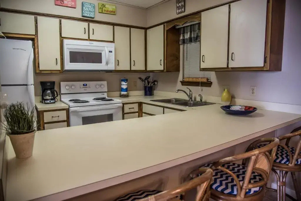 Beautiful 3 Bedroom BEACHFRONT Condo (F3) - Sleeps 10