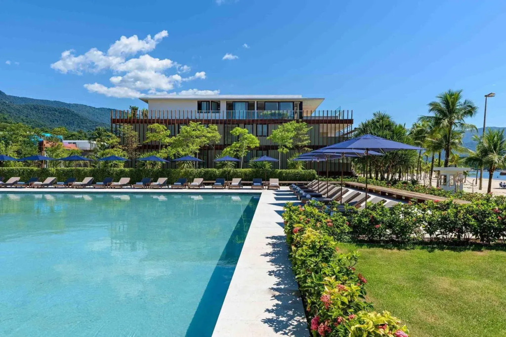 Lindo apto c/ piscina vista mar em Angra FVI203