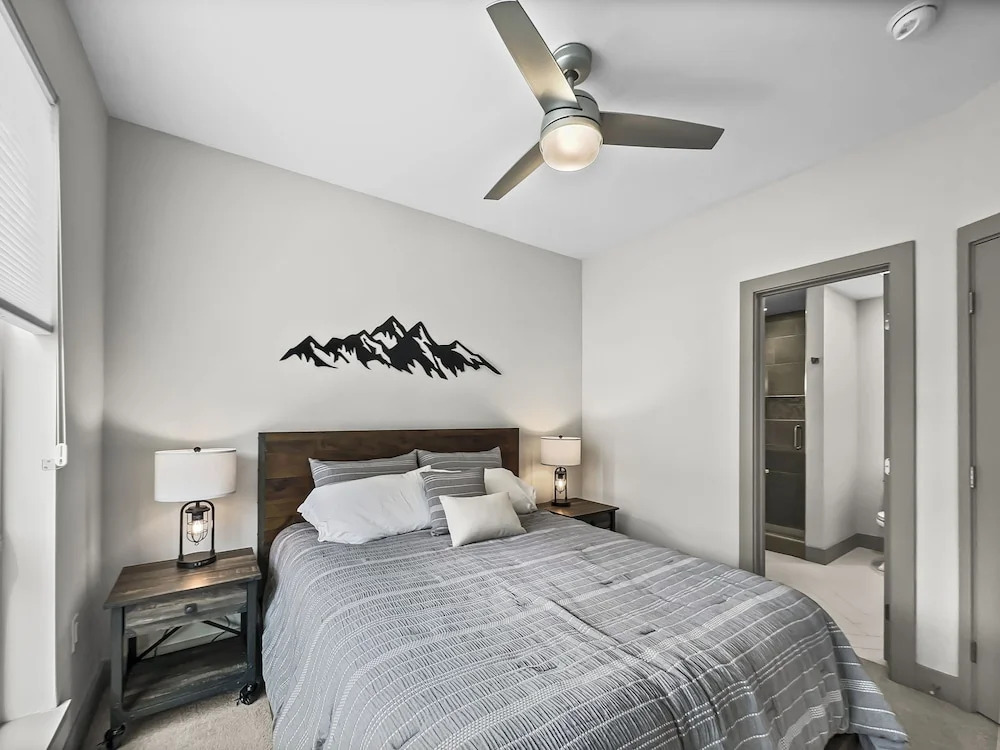 58b 2br 3ba 2 Bedroom Townhouse by RedAwning