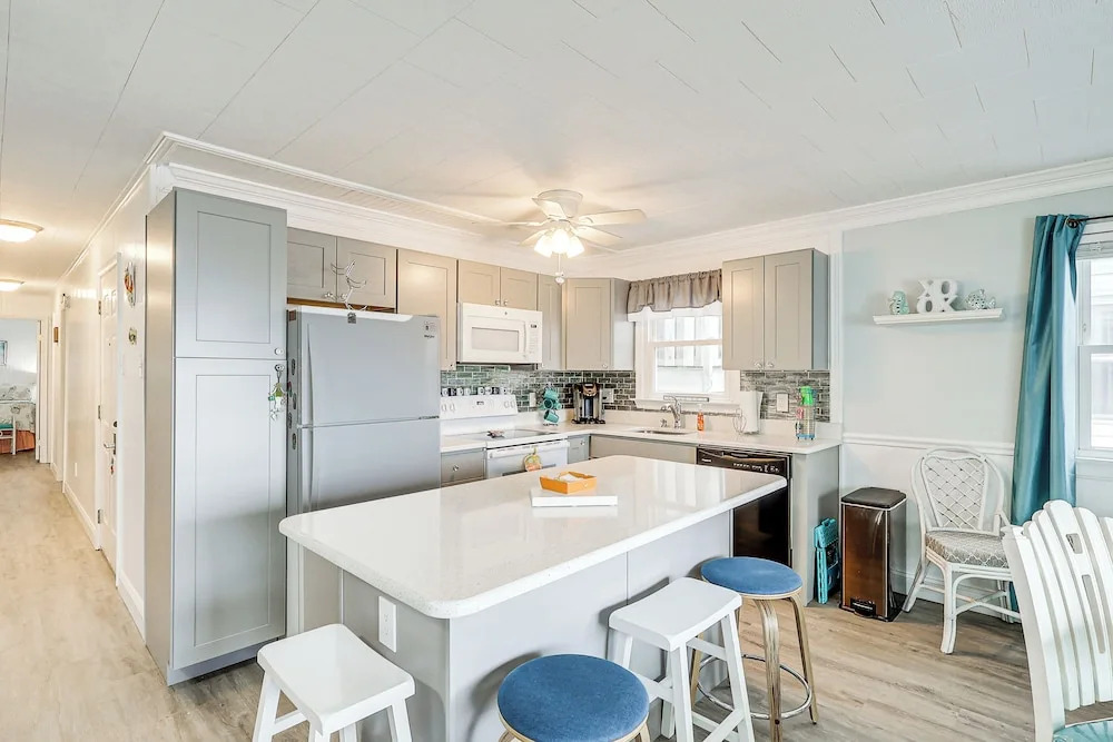 Steps to Sand! 1st-floor Family Unit in Ocean City