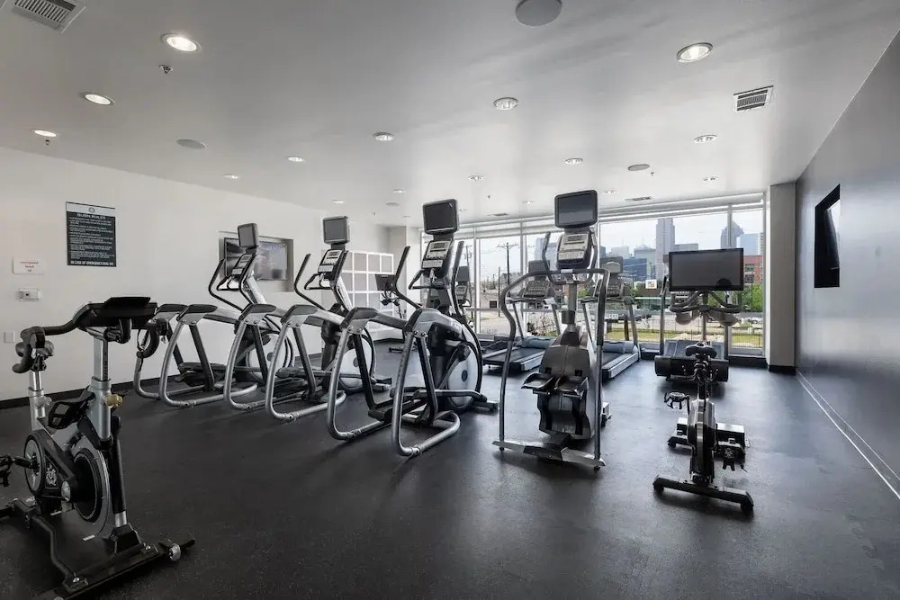 Landing Beautiful 1BD Yoga Studio Gym