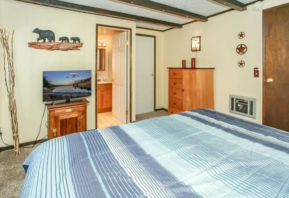 Cabin In The Pines - A Cozy Home Among The Pines With Hot Tub, Bbq, Fenced Yard! 2 Bedroom Home