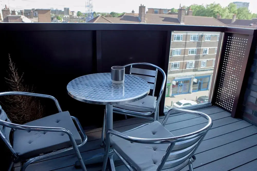 1 Bed Apt Near Canary Wharf London City Centre