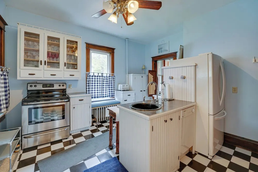 Dtwn Victorian Home - 1 Mi to Lake Michigan Beach!