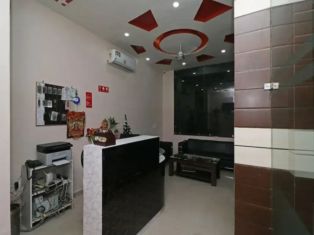 OYO 11633 Hotel Sweet Palace