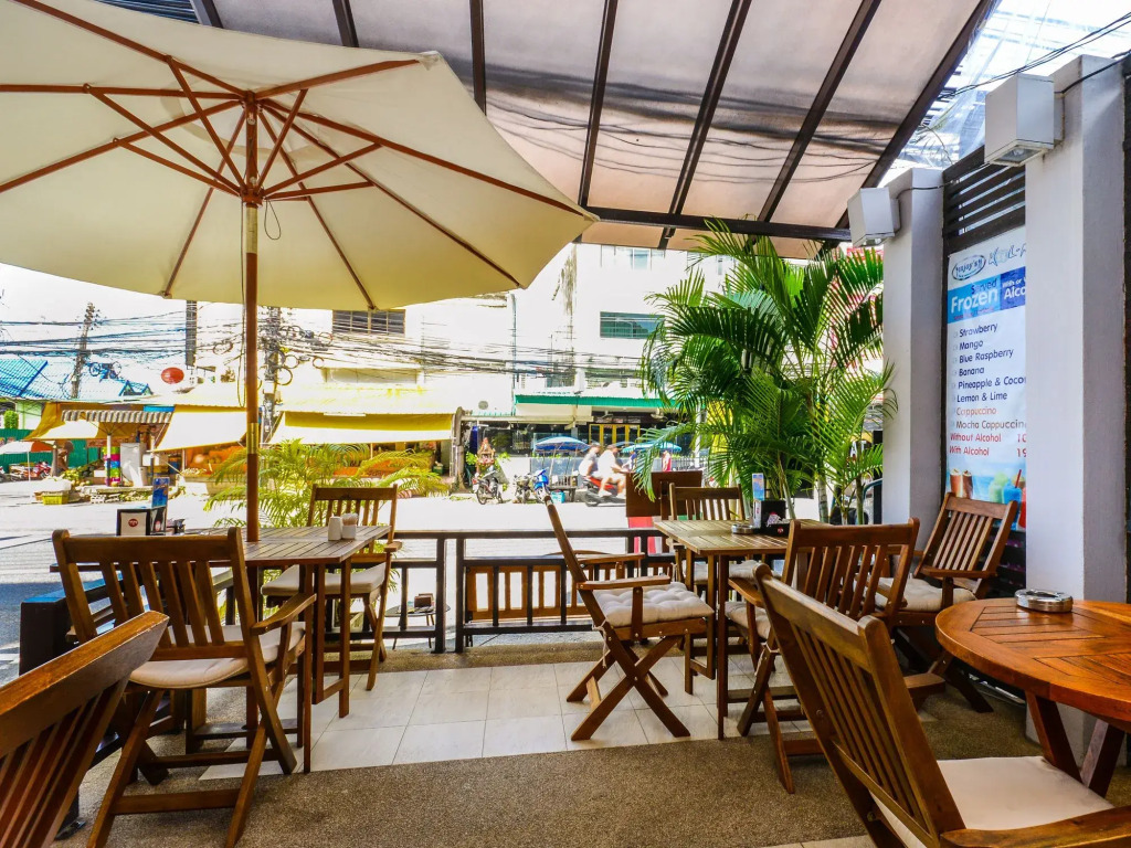Enjoys Beach House Karon