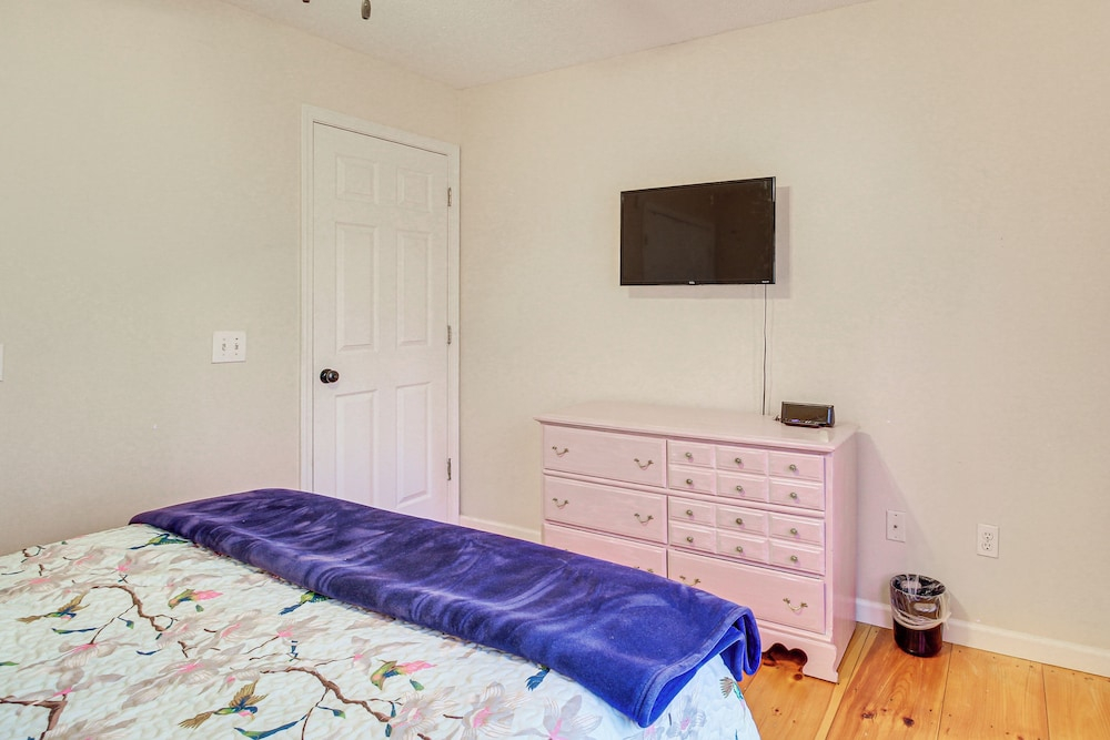 2 Mi to Dtwn Ellijay! Outdoorsy Escape w/ Hot Tub