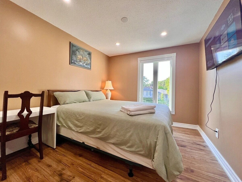 Cozy Home Near Transit & Hillcrest Mall with Free Parking