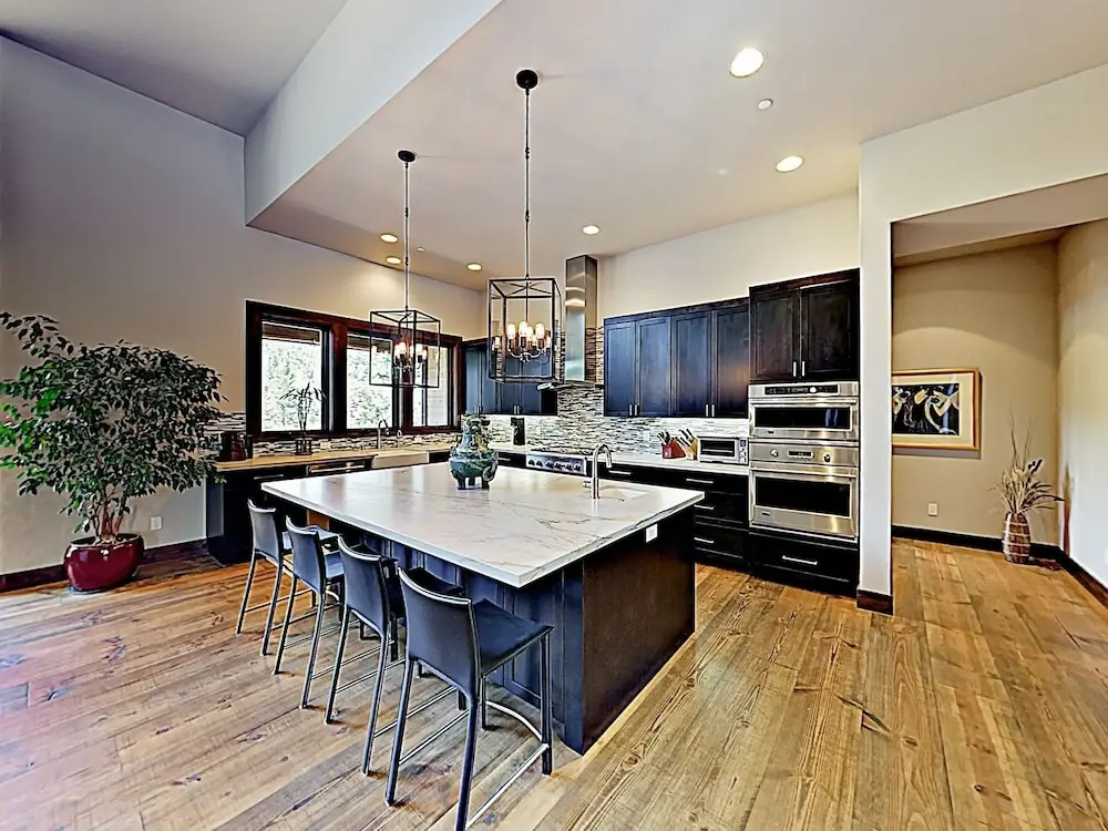 New Listing! All-suite Dream Lodge Near Top Skiing 3 Bedroom Home
