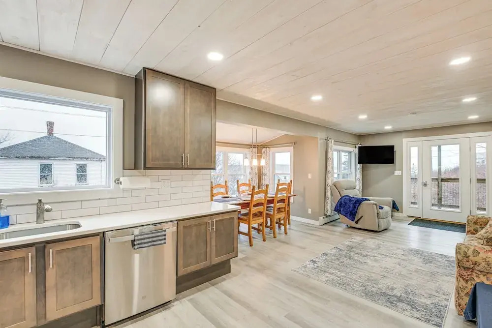 Cozy Maine Getaway: Covered Deck, Walk to Beach!